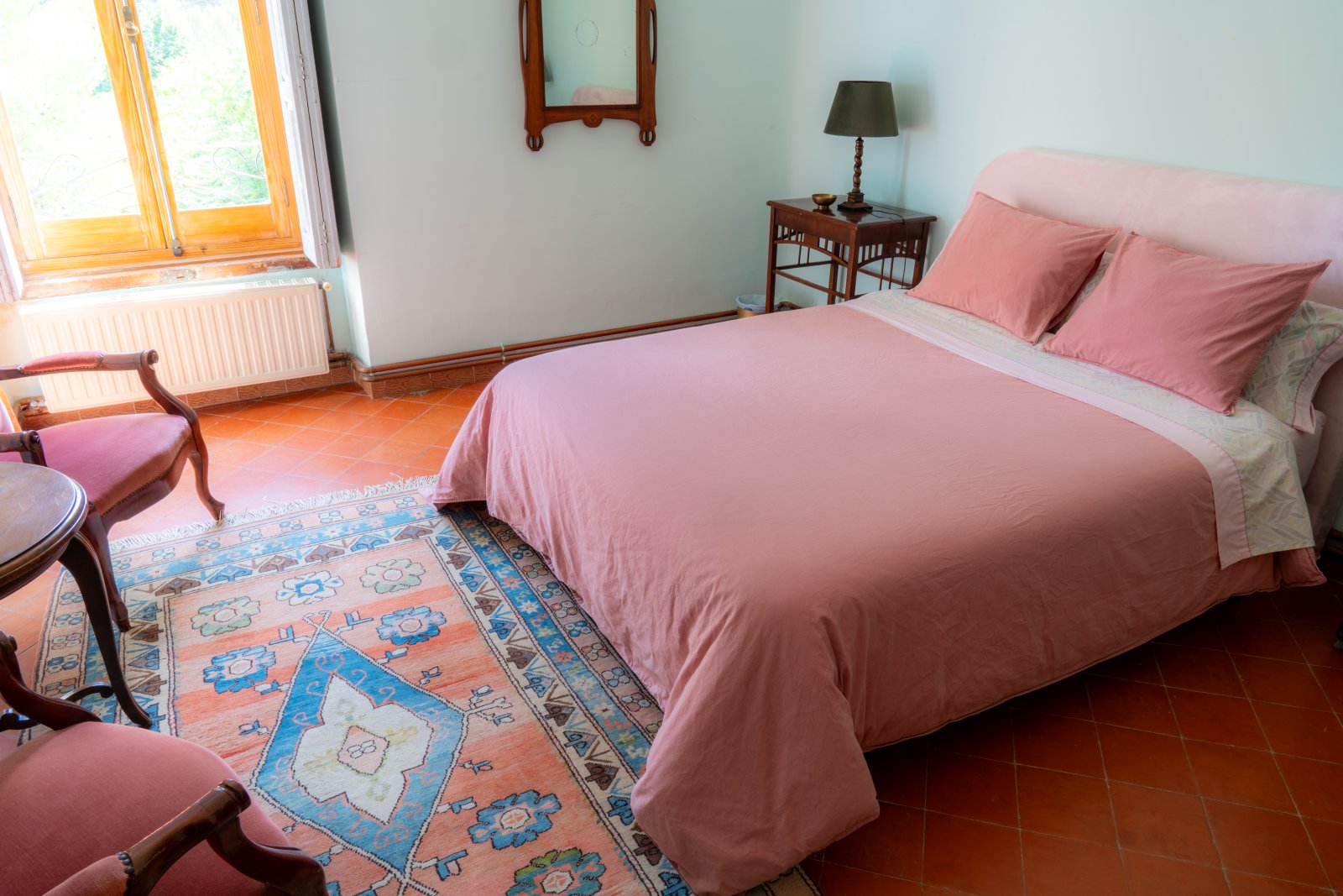 Dormitorio luminoso para estancias privadas